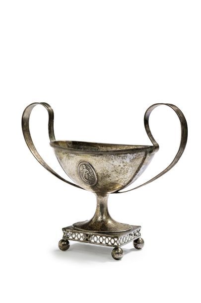 ALLEMAGNE Fin du XIXe siècle Coupe ouverte ovale en argent (800°/°°) à deux anses...