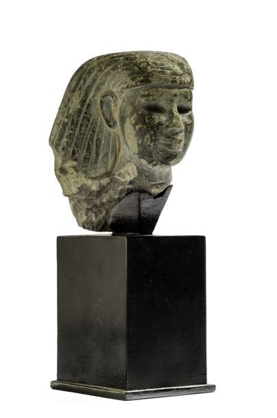 null Tête masculine en stéatite
Egypte, Basse Époque
H. 6 cm
Restaurations