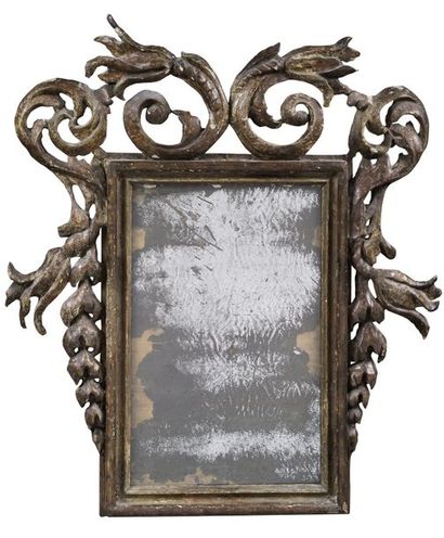  Miroir en bois sculpté et doré à décor ajouré de rinceaux feuillagés. Venise, XVIIIe...