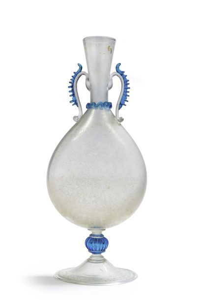  Vase gourde en verre clair et bleu à décor floral gravé sur la panse. Fèle Murano,...