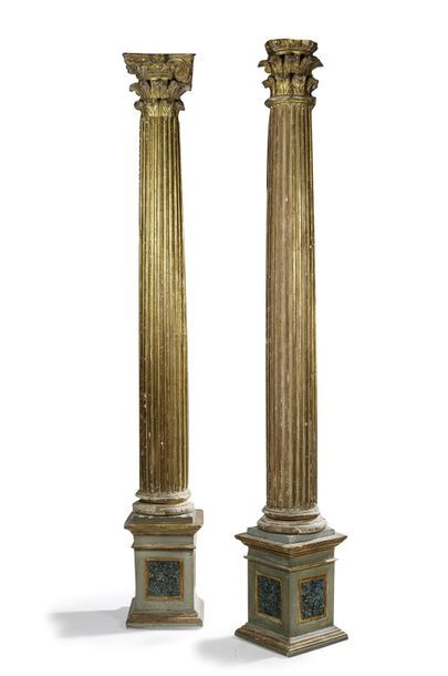  Paire de colonnes en bois sculpté et doré à chapiteaux corinthiens reposant sur...