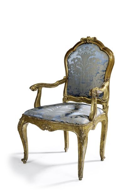 null Fauteuil à châssis en bois sculpté et redoré à décor de feuillages.
Dossier...