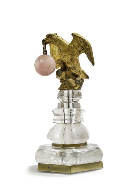 Aigle en bronze doré tenant une sphère en...