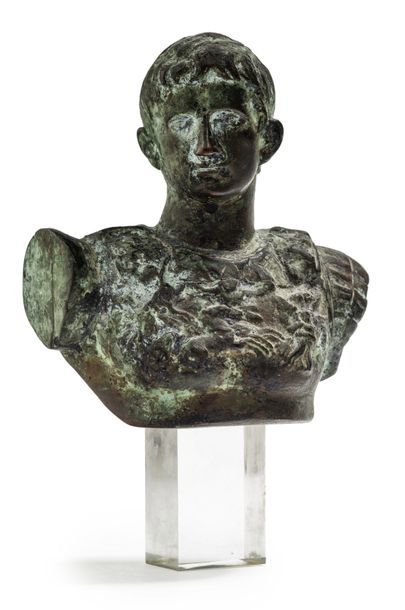 null Buste de l'empereur Auguste en bronze à patine de fouilles.
Fin du XIXe siècle.
H....