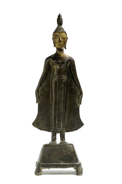 LAOS - XVIIIe siècle Statuette de bouddha en bronze à patine brune à traces de laque...
