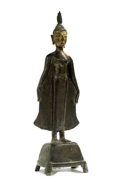 LAOS - XVIIIe siècle Statuette de bouddha en bronze à patine brune à traces de laque...