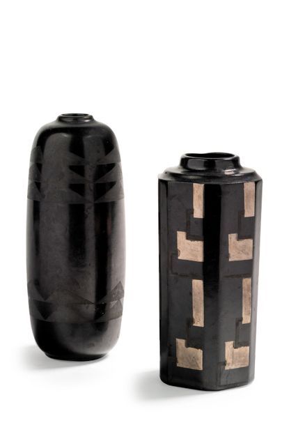 Jean LUCE (1895-1964) Suite de deux vases en céramique émaillée noire à décor géométrique...