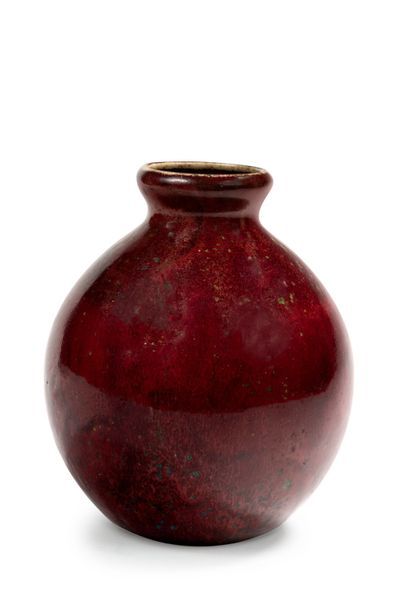 Pierre-Adrien DALPAYRAT (1844-1910) Vase sphérique en grès émaillé rouge sang-de-boeuf...