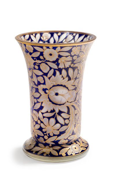 TRAVAIL DE L'EST 1900 Vase en verre à décor floral émaillé bleu et or
H: 21 cm
