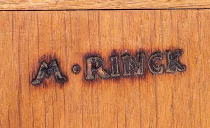 Maurice RINCK (1902-1983) Commode en bois laqué beige nacré à caisson à façade galbée...
