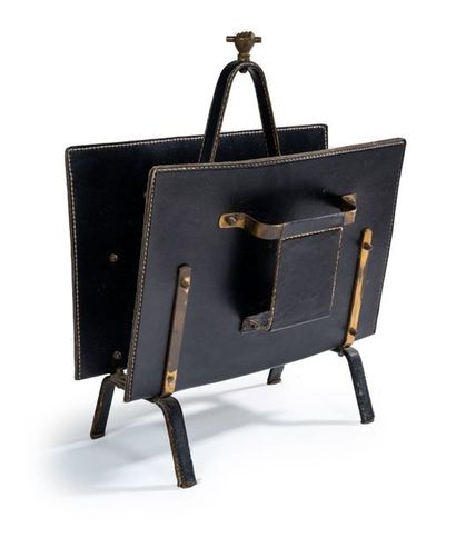 JACQUES ADNET (1901-1984) Porte-revues entièrement gainé de cuir noir à piqûre sellier...