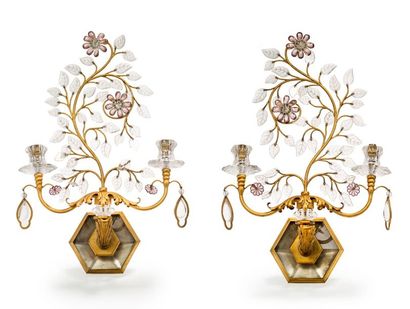 Maison BAGUÈS Importante paire d'appliques florales en bronze doré et verre taillé
Vers...