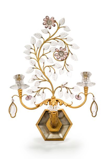 Maison BAGUÈS Importante paire d'appliques florales en bronze doré et verre taillé
Vers...