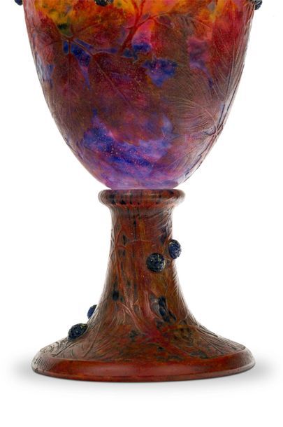 DAUM Nancy Important vase-urne monumental de forme évasée sur piédouche circulaire...