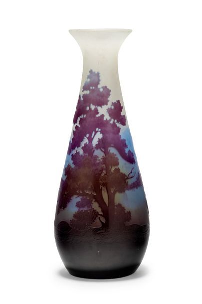 ÉTABLISSEMENTS GALLÉ Vase piriforme en verre doublé à décor dégagé à l'acide d'un...