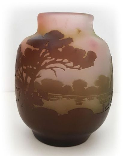 ÉTABLISSEMENTS GALLÉ Vase en verre doublé à décor dégagé à l'acide d'un bord de lac...