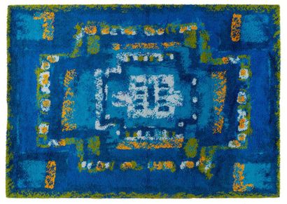 TRAVAIL SCANDINAVE 1950-1960 Important tapis en haute laine vierge à fond bleu à...
