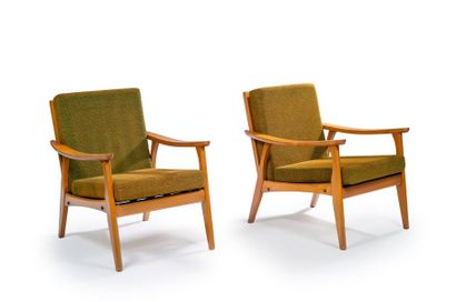 TRAVAIL SCANDINAVE 1960 Paire de fauteuils en hêtre à assise et dossier en mousse...