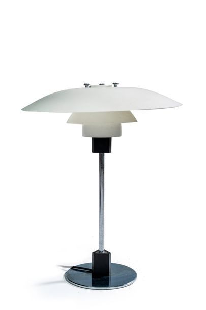 Poul Henningsen (1894-1967) Lampe de bureau «PH 43» en métal chromé et laqué blanc
Edition...