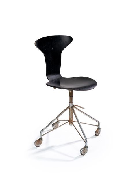 Arne JACOBSEN (1902-1971) Chaise «grand modèle» de bureau modèle 3107 en bois teinté...