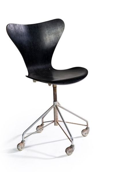 Arne JACOBSEN (1902-1971) Chaise de bureau modèle 3107 en bois teinté noir et métal...
