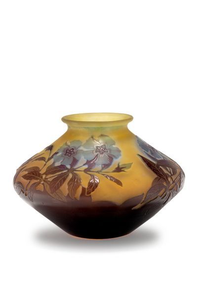 ÉTABLISSEMENTS GALLÉ Vase pansu en verre doublé à décor dégagé à l'acide de motifs...