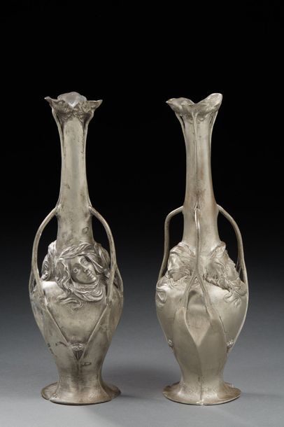 TRAVAIL 1900 Paire de vases à anses en étain à décor en relief de visages féminins...