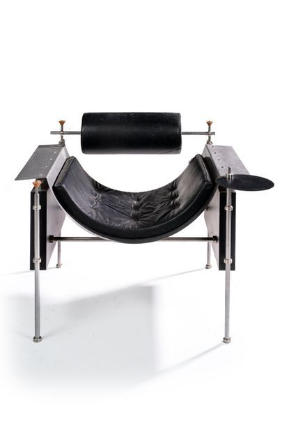 TRAVAIL MODERNE Fauteuil constructiviste en acier, bois teinté noir et cuir noir
Probablement...
