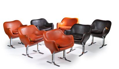 TRAVAIL 1960 Suite de sept fauteuils à structure courbée en bois recouverte de skaï...