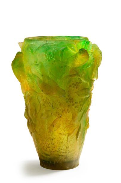 JOSE MARIA DAVID (1944-2015) Vase en pâte de verre verte nuancée orange à décor d'oiseaux...
