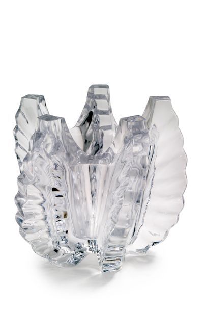 MARC LALIQUE (1900-1977) pour la Maison LALIQUE Vase «Mondragon» en verre épais translucide...