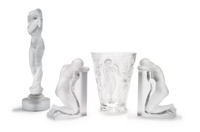 LALIQUE FRANCE Ensemble comprenant:
- Femme nue. Sculpture en verre moulépressé.
Signée...