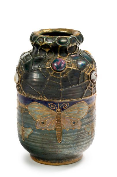 AMPHORA à Turn Teplitz Vase «Grès bijou» en porcelaine émaillé polychrome à décor...