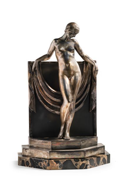 Pierre LE FAGUAYS (1892-1962) dit FAYRAL Sculpture formant veilleuse en régule à...