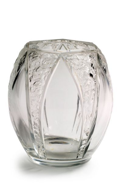 Auguste HOUILLON (1885-1954) Vase en cristal épais translucide à décor en creux taillé...