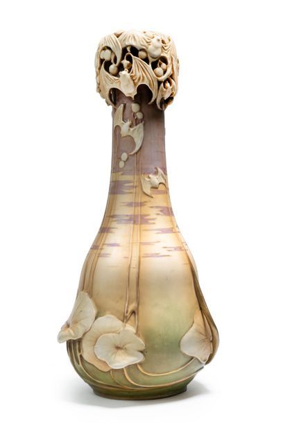 AMPHORA à Turn Teplitz Important vase en porcelaine émaillée à décor en relief de...