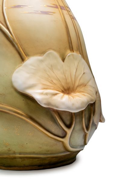 AMPHORA à Turn Teplitz Important vase en porcelaine émaillée à décor en relief de...