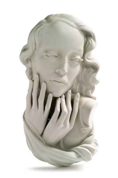 METZLER & ORTLOFF Sculpture en porcelaine blanche figurant un buste de femme
Signée...
