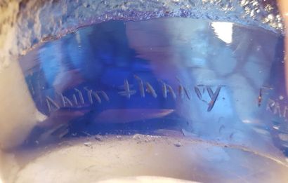 DAUM Nancy Vase piriforme à col évasé en verre épais teinté bleu à décor géométrique...