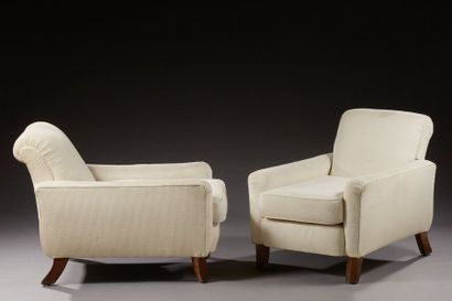 TRAVAIL FRANÇAIS 1930-1940 Paire de larges fauteuils en chêne teinté à dossier renversé...