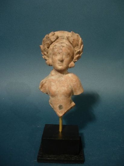 ART GRECO-BOUDDHIQUE DU GANDHARA (Ier - Vème siècle ap. J.C.) Buste de déesse-mère....