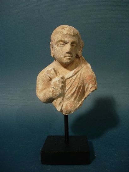 ART GRECO-BOUDDHIQUE DU GANDHARA (Ier - Vème siècle ap. J.C.) Buste de moine. En...
