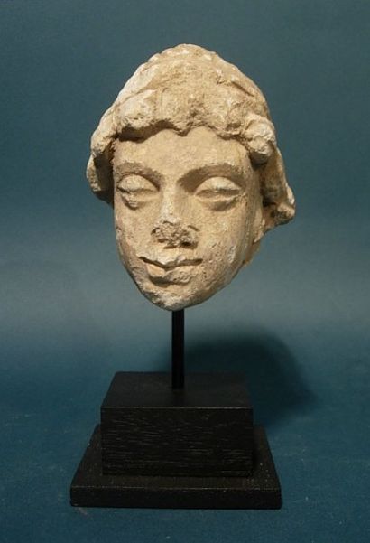 ART GRECO-BOUDDHIQUE DU GANDHARA (Ier - Vème siècle ap. J.C.) Tête d'homme. En stuc....