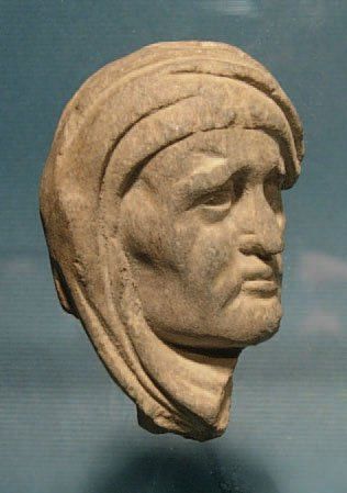 ART GRECO-BOUDDHIQUE DU GANDHARA (Ier - Vème siècle ap. J.C.) Visage d'un officiant...