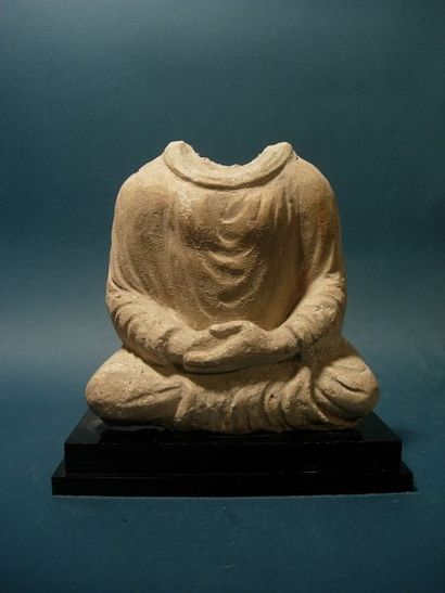 ART GRECO-BOUDDHIQUE DU GANDHARA (Ier - Vème siècle ap. J.C.) Corps acéphale de Bouddha....