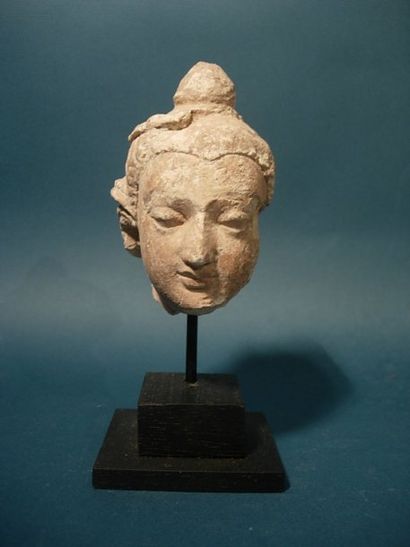 ART GRECO-BOUDDHIQUE DU GANDHARA (Ier - Vème siècle ap. J.C.) Tête de Bodhisattva....