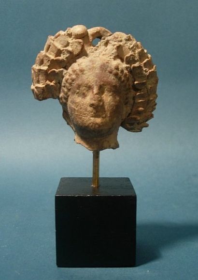 ART GRECO-BOUDDHIQUE DU GANDHARA (Ier - Vème siècle ap. J.C.) Tête de déesse-mère....