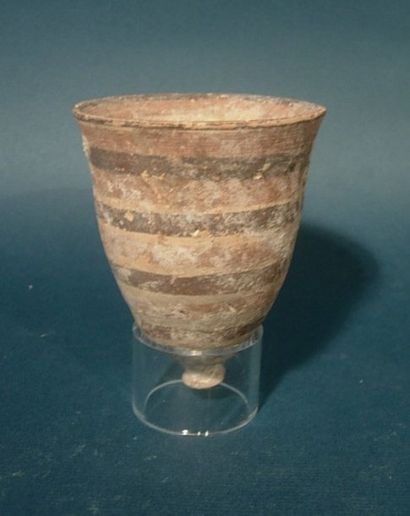 MEHRGARH (3000 av. J.C.) Gobelet. En terre cuite. H : 9 cm