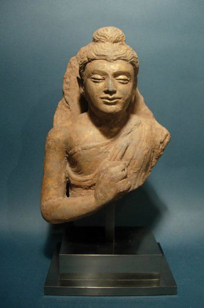 ART GRECO-BOUDDHIQUE DU GANDHARA (Ier - Vème siècle ap. J.C.) Buste de Bouddha. En...