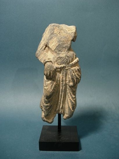 ART GRECO-BOUDDHIQUE DU GANDHARA (Ier - Vème siècle ap. J.C.) Torse de fidèle. En...